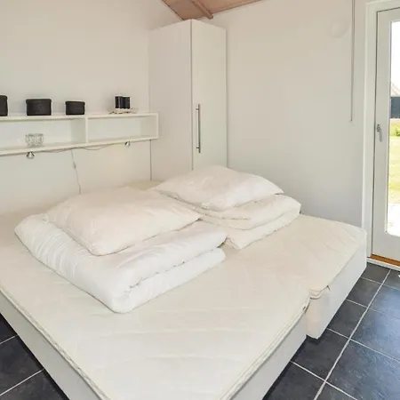 Four-bedroom In Hébergement de vacances Brovst